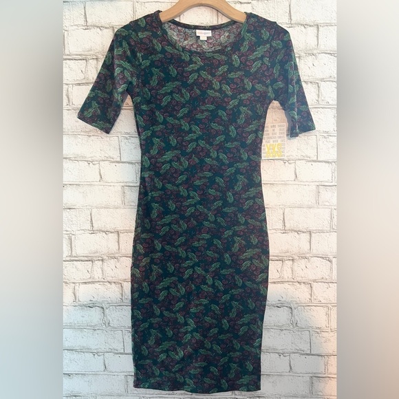 LuLaRoe Dresses & Skirts - NEW!! Short Sleeve T-Shirt Julia Dress LuLaRoe size XXS Holly Berries